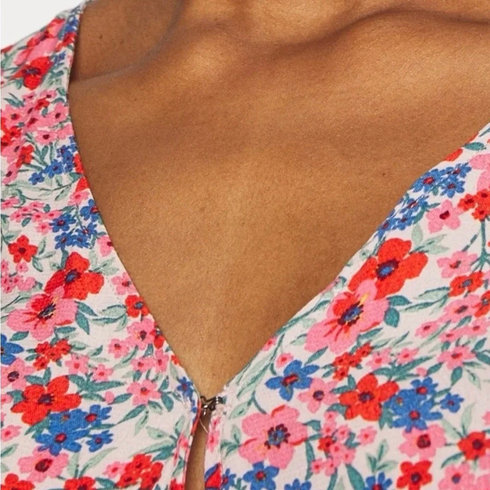 American Eagle Floral Romper M Red Blue Tie Back V-Neck Boho Festival Summer EUC